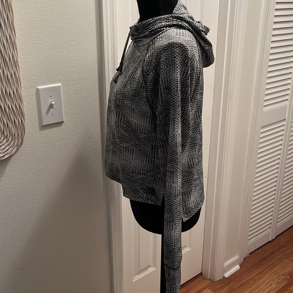The North Face Flashdry Cropped Hoodie - Picture 2 of 6
